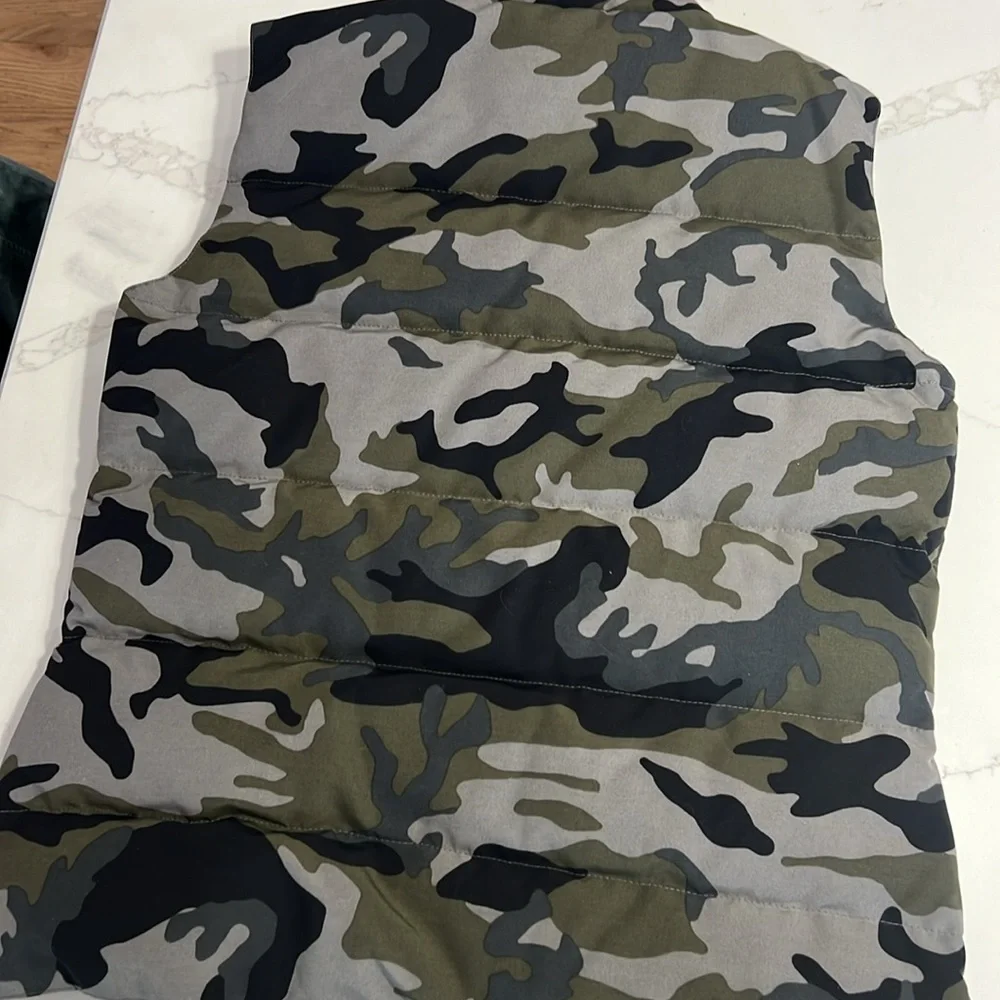Canada Goose: Freestyle Vest Print Heritage in Classic Camo Coastal Grey - Picture 10 of 14